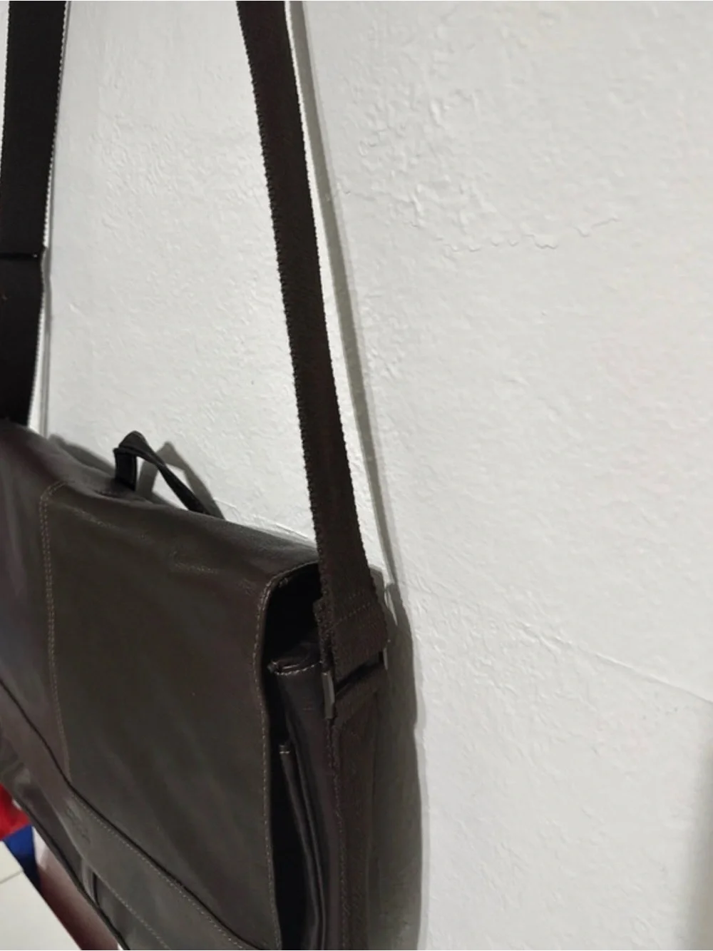 👜 Kenneth Cole Reaction Leather Messenger Bag – Dark Brown